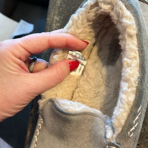 Ugg Ansley Color: Light Grey size 8 - Picture 6 of 13